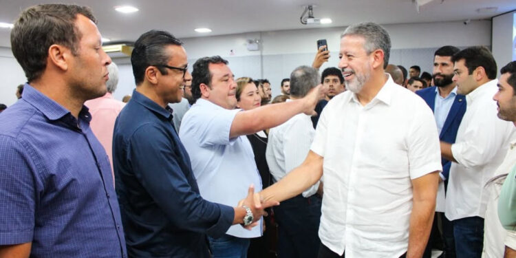 Prefeito de Passo de Camaragibe, Ellisson Santos, participa de reunião na AMA com a Bancada Federal