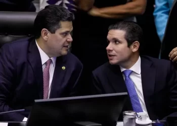 Congresso articula projeto que flexibiliza punições do 8 de Janeiro e endurece penas para futuros golpistas