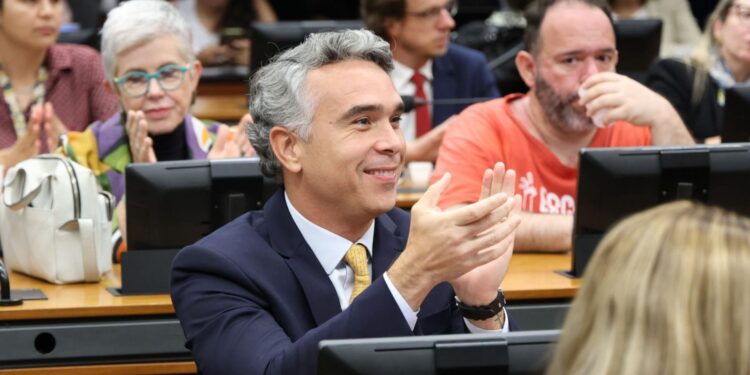 Rafael Brito comemora aprovação de Projeto de lei que cria piso salarial para profissionais da educação