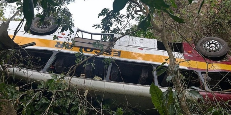 Justiça dá 72 horas para remoção de ônibus escolar que tombou na Serra da Barriga e matou 20 pessoas