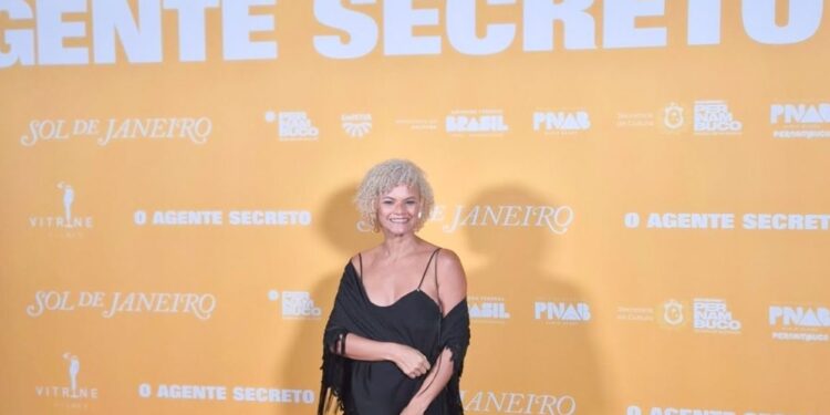 Ane Oliva representa Alagoas em Cannes com “Agente Secreto”, aplaudido por nove minutos pelo público
