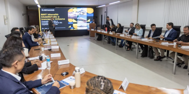 JHC e Rodrigo Cunha recebem investidores para tratar do BRT em Maceió