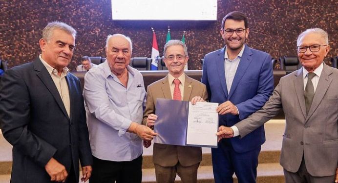 Prefeito André Almeida celebra adesão de Mar Vermelho ao Programa Moradia Legal