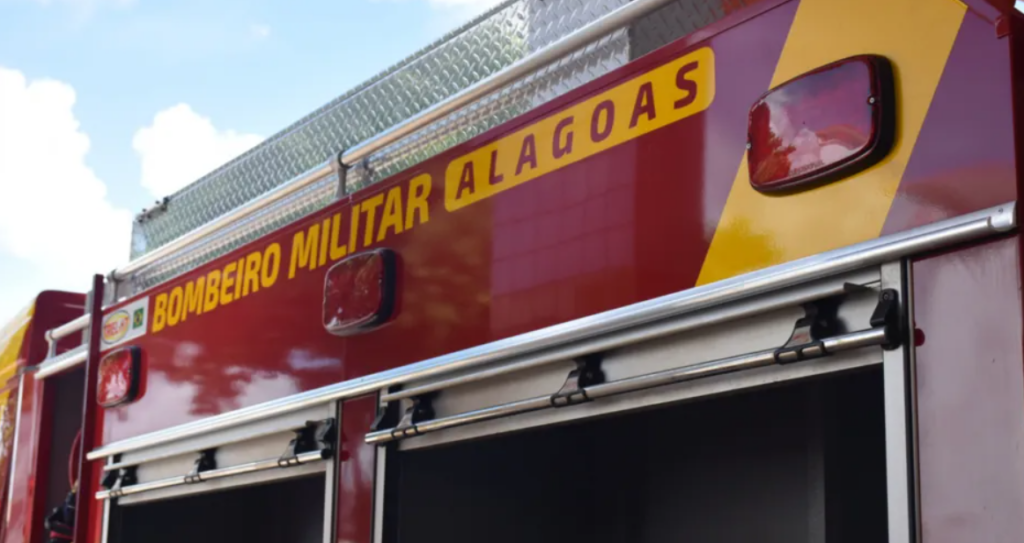 Bebê e mais 2 pessoas ficam presos em elevador de prédio na Ponta Verde