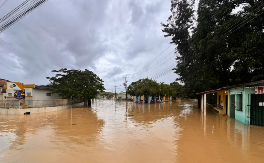 Rio Jitituba transborda em Flexeiras e provoca alagamentos; outros rios de Alagoas também preocupam