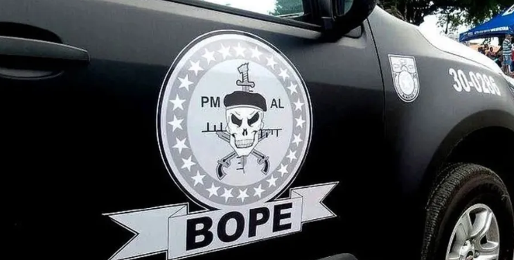 Artefato suspeito é encontrado em carro na orla da Ponta Verde e polícia investiga