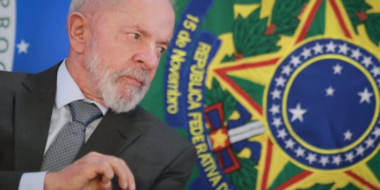 Lula orienta Itamaraty a reagir com firmeza à ameaça de Trump a Moraes