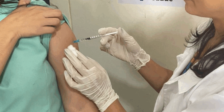 Maceió intensifica imunização domiciliar contra Influenza e doenças respiratórias para pacientes acamados