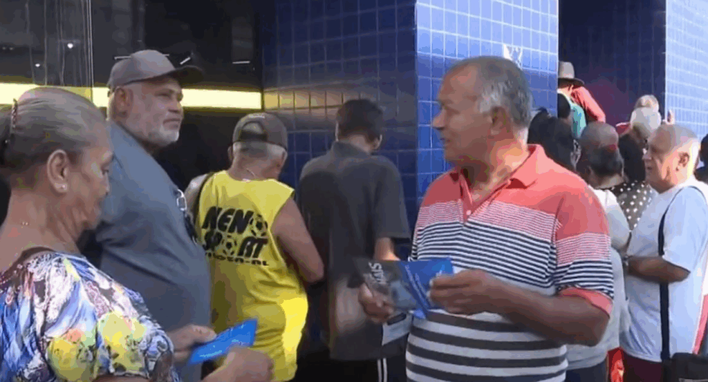 Descontos no INSS: atendimento nos Correios começa com longas filas em Maceió