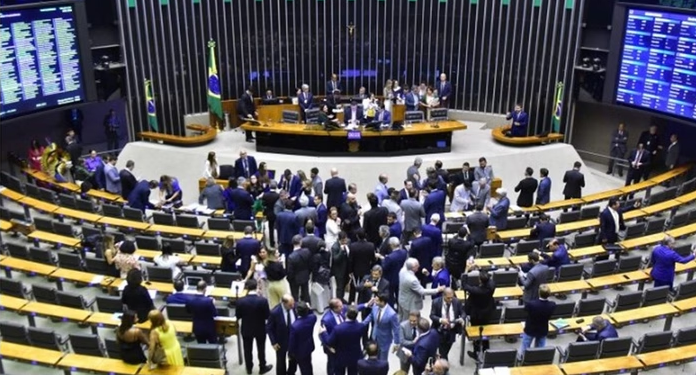 Projeto para ter mais 18 deputados avança na Câmara