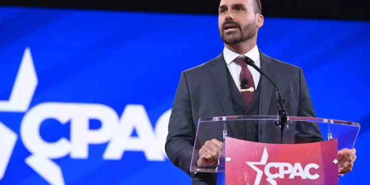 PT denuncia Eduardo Bolsonaro por “conspiração internacional” e pede prisão preventiva à PGR