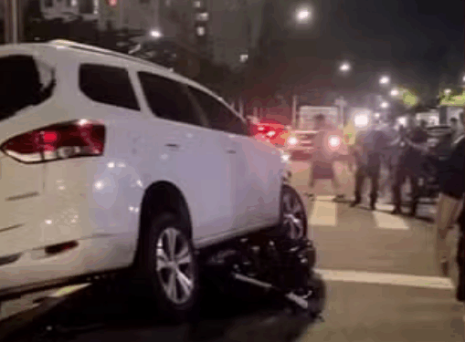 Entregador tem moto arrastada por carro em trajeto caótico pelas ruas de Manaus