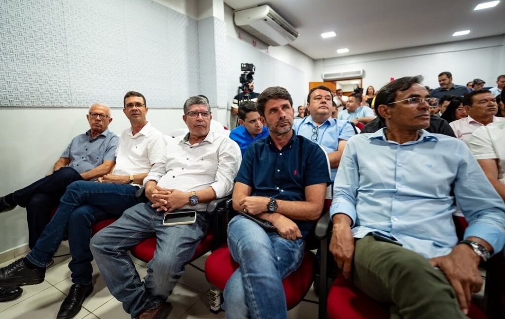 Prefeito de Palestina participa de debate com prefeitos e prefeitas na AMA