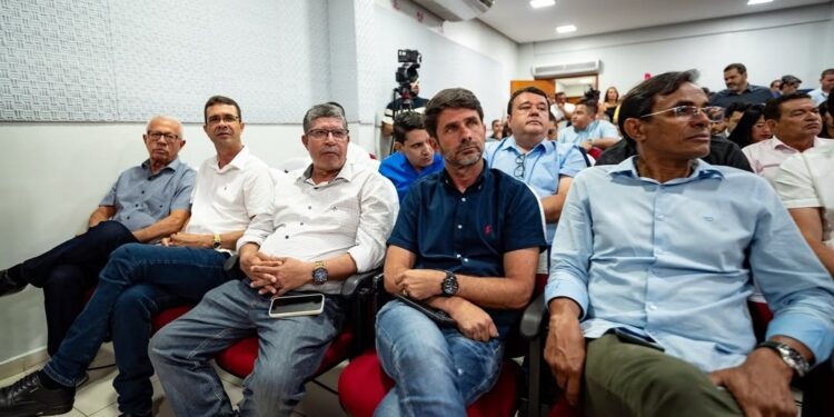 Prefeito de Palestina participa de debate com prefeitos e prefeitas na AMA