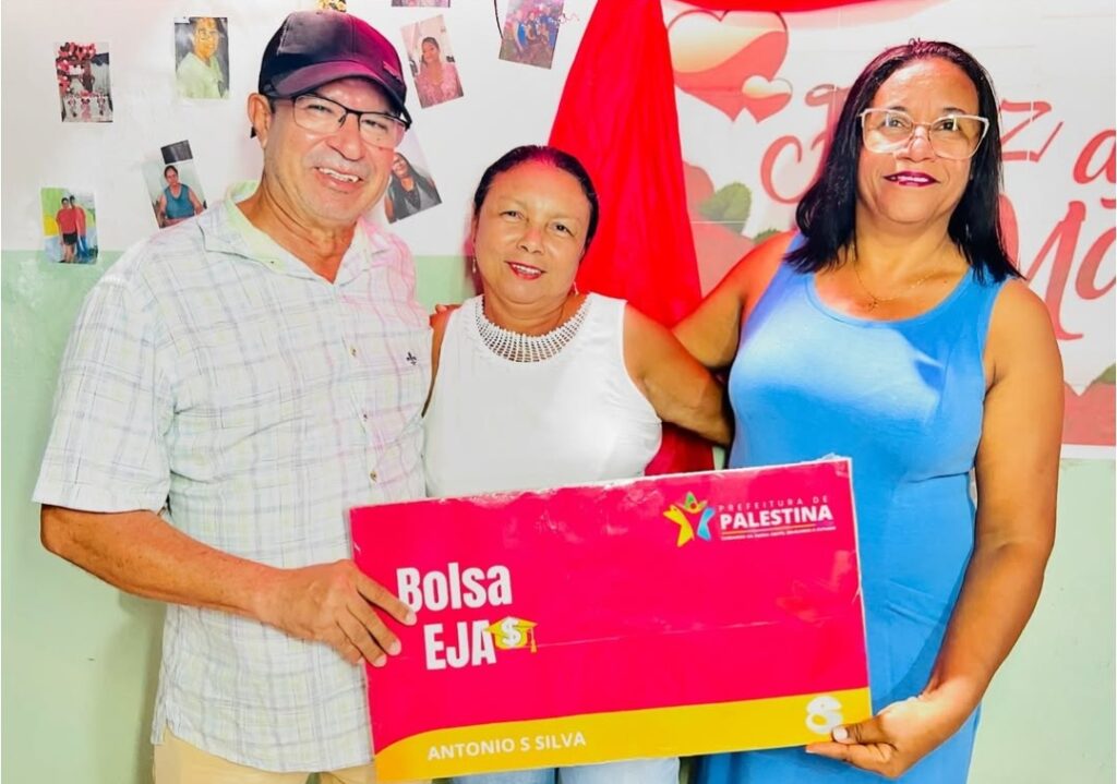 Prefeito de Palestina realiza entrega de cartões do Bolsa EJA no município