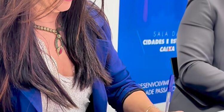 Prefeita de Dois Riachos assina convênio com Caixa Econômica para construção de casas populares