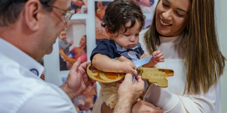 Pequeno herói: Luciano Barbosa entrega chave da cidade a bebê prefeito de 2025