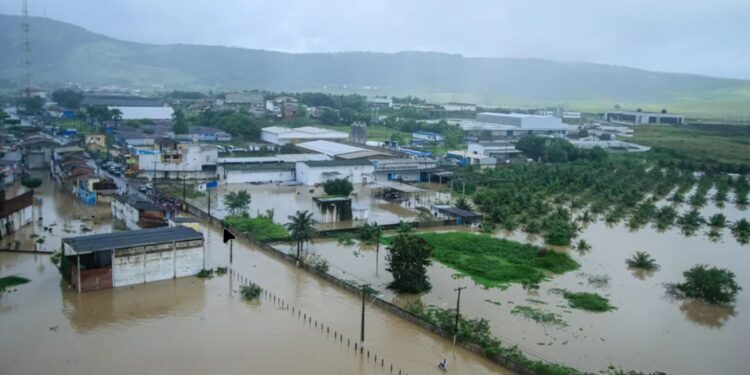 Semarh prevê mais 72 horas de chuva com risco de desastres em AL
