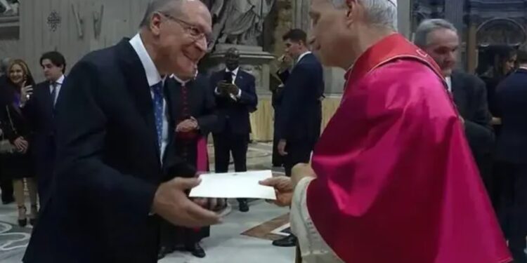 Alckmin entrega carta de Lula ao Papa Leão XIV com convite para a COP30