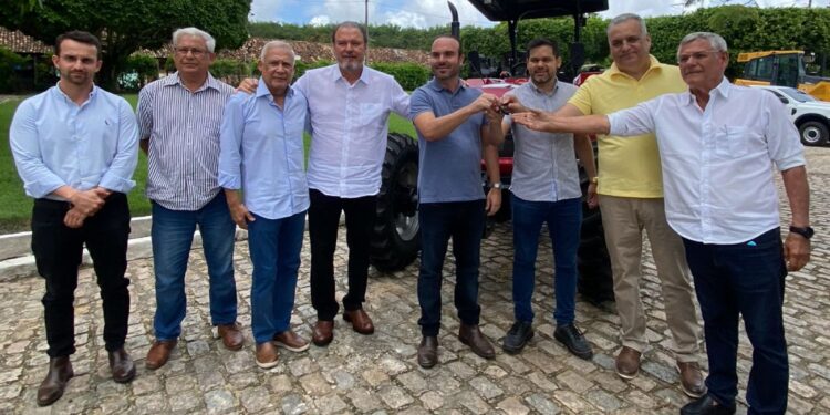 Alfredo Gaspar entrega trator e reforça apoio ao pequeno produtor em Rio Largo