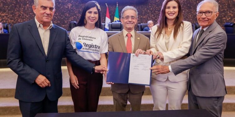 Prefeita Ceci assina adesão de Atalaia ao Programa Moradia Legal e reforça compromisso com o direito à moradia