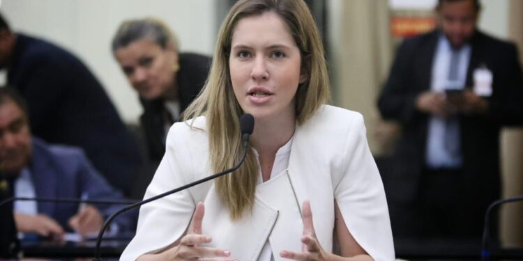 Cibele Moura reforça importância de projeto de câmeras de segurança, para proteger também professores e funcionários