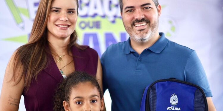 ​​Prefeita Ceci reforça compromisso com a educação durante entrega oficial de kits escolares