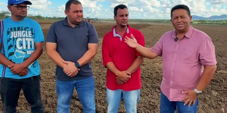 Prefeito Josias Aprígio inicia aração de terras e fortalece agricultura familiar em Minador do Negrão