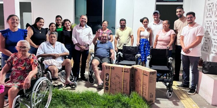 Prefeito Didi Lopes realiza entrega de cadeiras de rodas em Tanque d’Arca