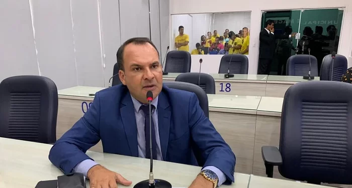 Francisco Sales Filho sai em defesa da prefeitura de Maceió e chama críticos para ajudarem nos estragos das chuvas: “Arregace as mangas!”