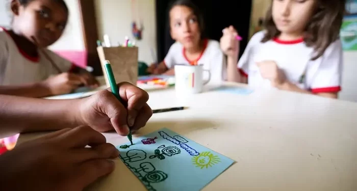 ALE-AL aprova projeto que restringe cuidados íntimos a mulheres nas escolas