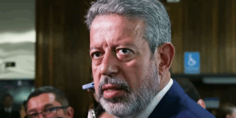 Arthur Lira pressiona, JHC adia decisão e Senado vira campo de incertezas