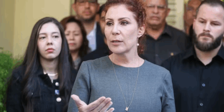 Carla Zambelli deixa o Brasil e diz que pedirá licença do mandato