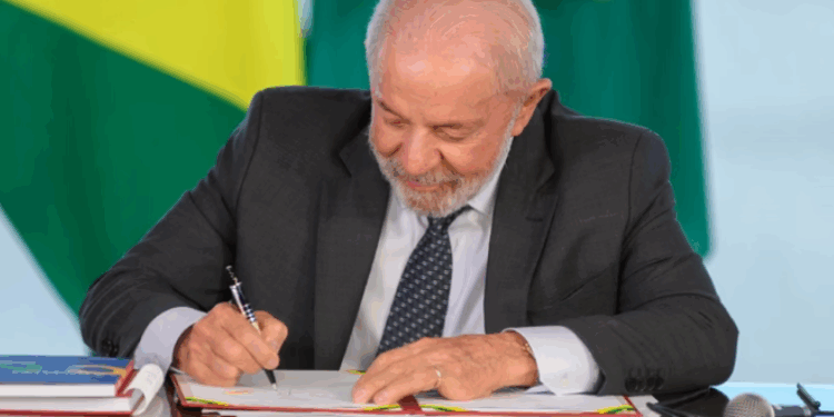 Lula sanciona lei que reserva 30% das vagas de concursos para cotistas