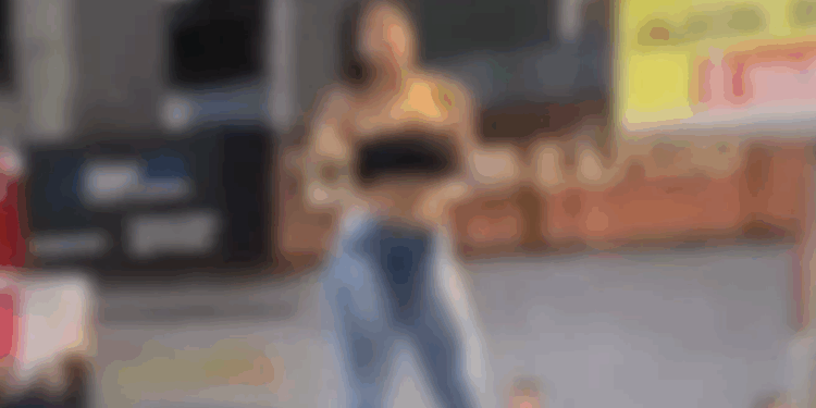 Aluna tira a roupa, causa confusão e é contida pela PM com spray de pimenta