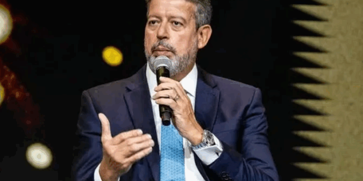 Arthur Lira está por trás de várias decisões de Hugo Mota na presidência da Câmara Federal