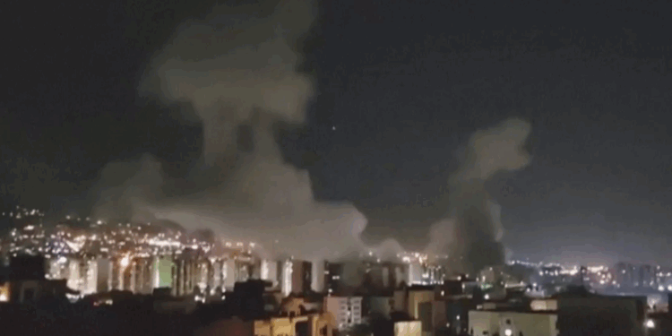 Forças Armadas do Irã dizem que Israel e EUA “pagarão caro” pelos ataques