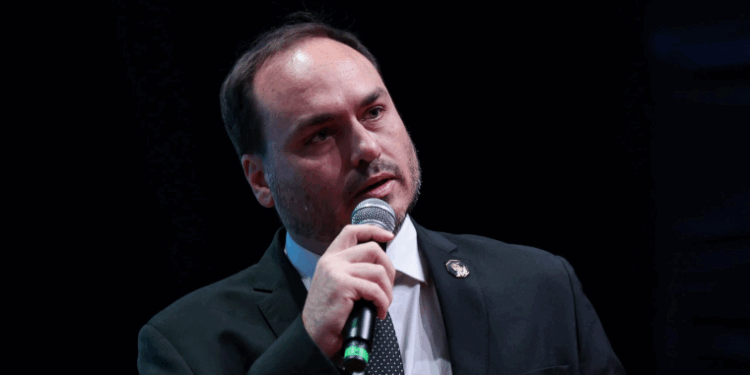 Indiciado por Abin Paralela, Carlos Bolsonaro ironiza: “PF do Lula”