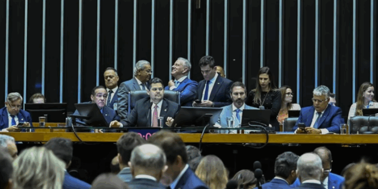 Senado pauta aumento de deputados às vésperas de fim do prazo
