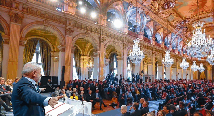 Lula critica protecionismo e envia recado a Trump em discurso na França