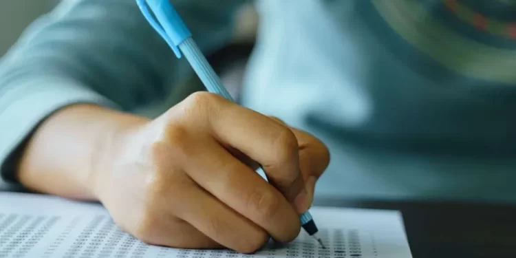 Fraude no banheiro: candidato é flagrado com aparelho eletrônico durante concurso em Arapiraca