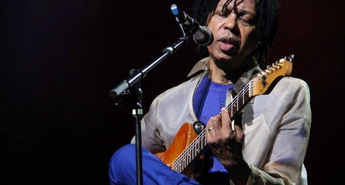 Atriz de The Last of Us revela admiração pelo cantor alagoano Djavan: “Extremamente talentoso”