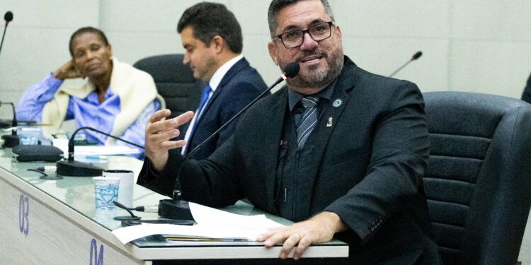 Leonardo Dias aprova lei que garante acesso de pais às bibliotecas escolares