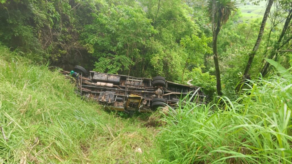 Bombeiros retomam operação para retirar ônibus que caiu na Serra da Barriga