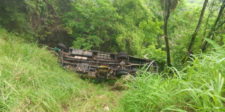 Bombeiros retomam operação para retirar ônibus que caiu na Serra da Barriga