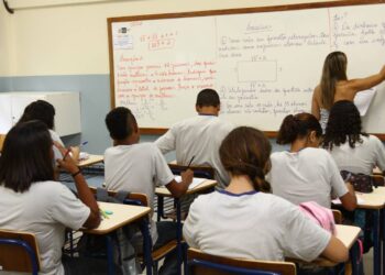 Projeto que proíbe avanço escolar sem desempenho mínimo é aprovado por Comissão