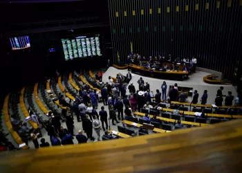 Ação da PF contra Bolsonaro compromete imagem do Brasil, diz oposição na Câmara