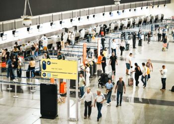 Fluxo de passageiros nos aeroportos do Brasil tem alta de 10% em 2025