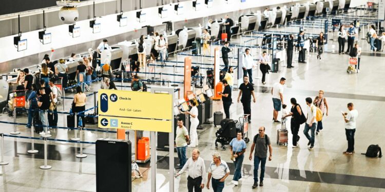 Fluxo de passageiros nos aeroportos do Brasil tem alta de 10% em 2025