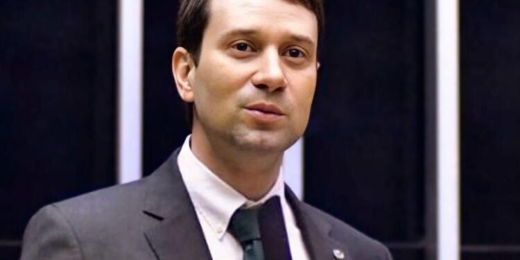 Programa defendido pelo deputado Daniel vai garantir livro didático para 47 milhões de estudantes da rede pública